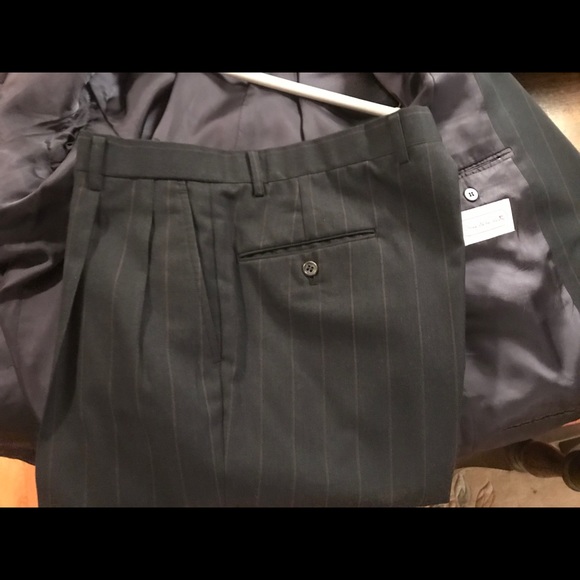 Oscar de la Renta wool suit. Navy. 42R - Picture 9 of 12